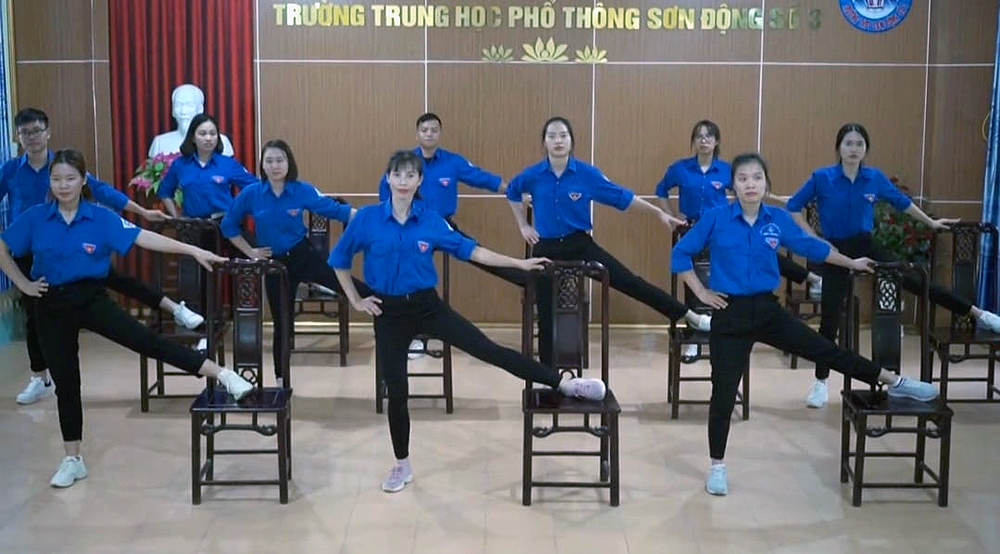 Trường THPT Sơn Động hưởng ứng cuộc thi: Sáng tạo video clip bài tập thể dục giữa giờ trong công...