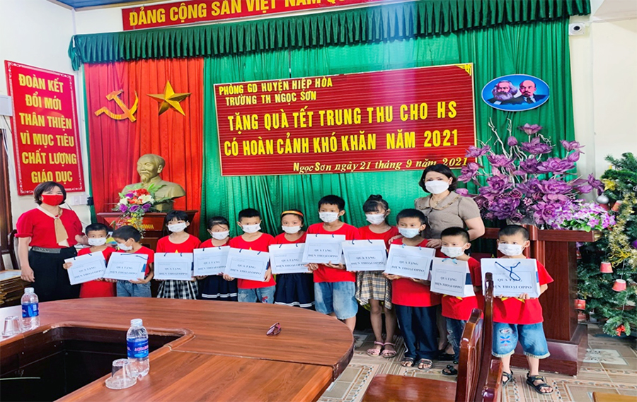 Trao yêu thương” nhân dịp Tết trung thu năm 2021 tại trường Tiểu học Ngọc  Sơn, Hiệp Hòa - Xuất bản thông tin