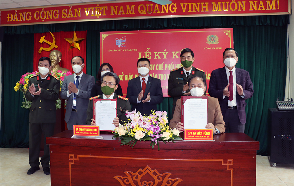 Sở Giáo dục và Đào tạo tỉnh Bắc Giang và Công an tỉnh Bắc Giang ký kết thỏa thuận hợp tác trong...