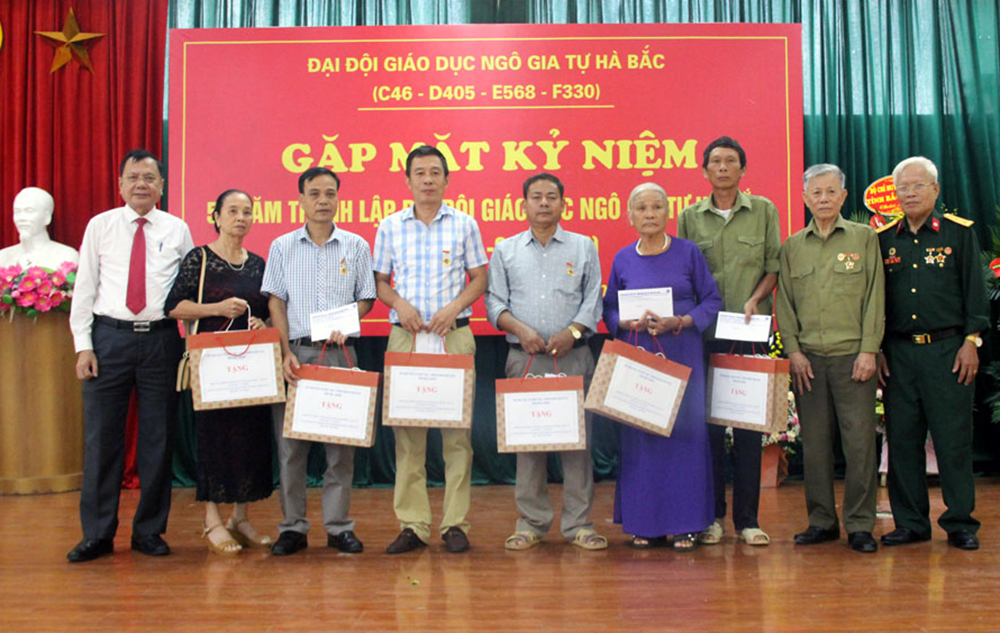 Ngành Giáo dục Bắc Giang thăm và tặng quà gia đình nhà giáo là thương binh – liệt sĩ thuộc Đại...