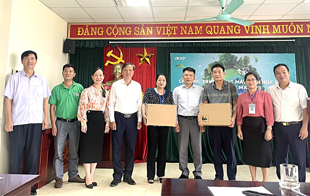 60 máy tính xách tay dành cho Trường TH thị trấn An Châu, huyện Sơn Động và Trường TH Phượng Sơn,...