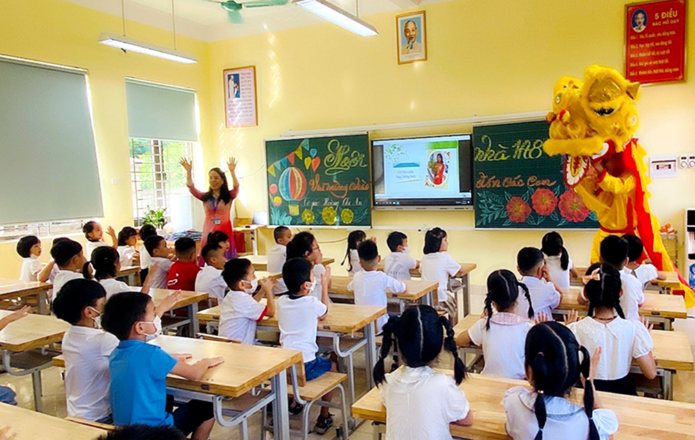 Học sinh lớp 1 trường TH Dĩnh Kế, TP Bắc Giang náo nức, hân hoan trong ngày tựu trường năm học mới
