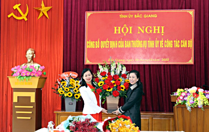 NGƯT. Trần Thúy Hoàn - Chủ tịch Công đoàn Ngành Giáo dục được bổ nhiệm giữ chức Phó Hiệu trưởng...