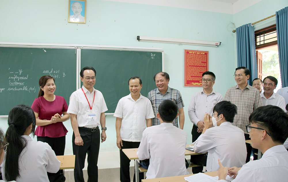 Bắc Giang: Thứ trưởng Bộ GDĐT Hoàng Minh Sơn kiểm tra công tác chuẩn bị cho Kỳ thi tốt nghiệp THPT năm 2023