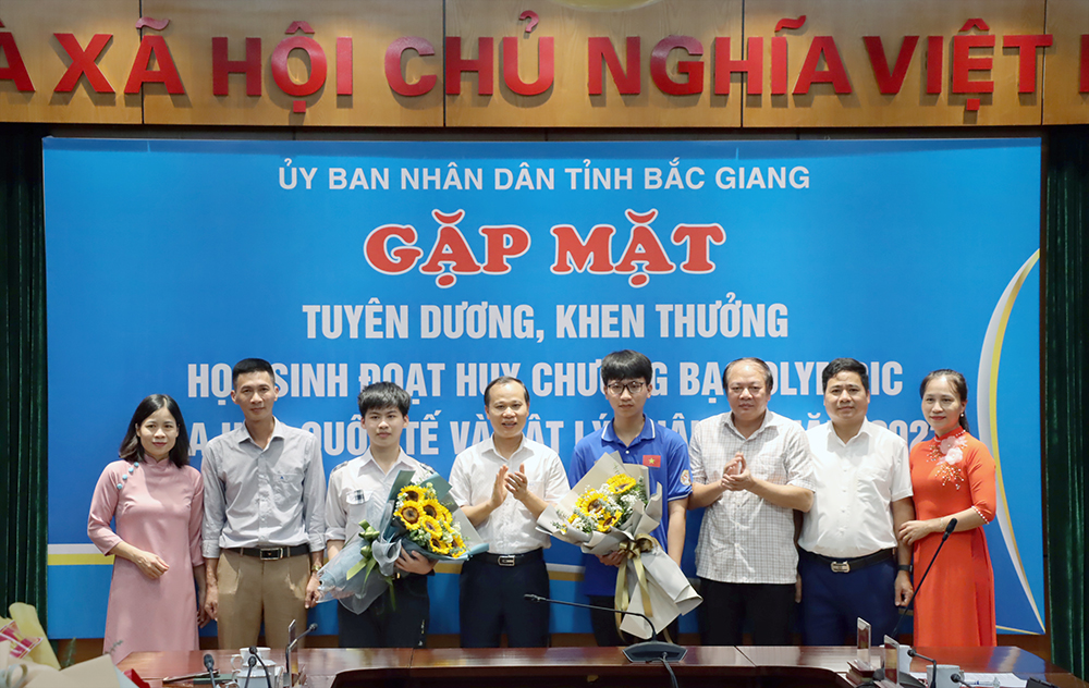Bắc Giang: Gặp mặt, tuyên dương khen thưởng hai học sinh đạt Huy chương Bạc quốc tế