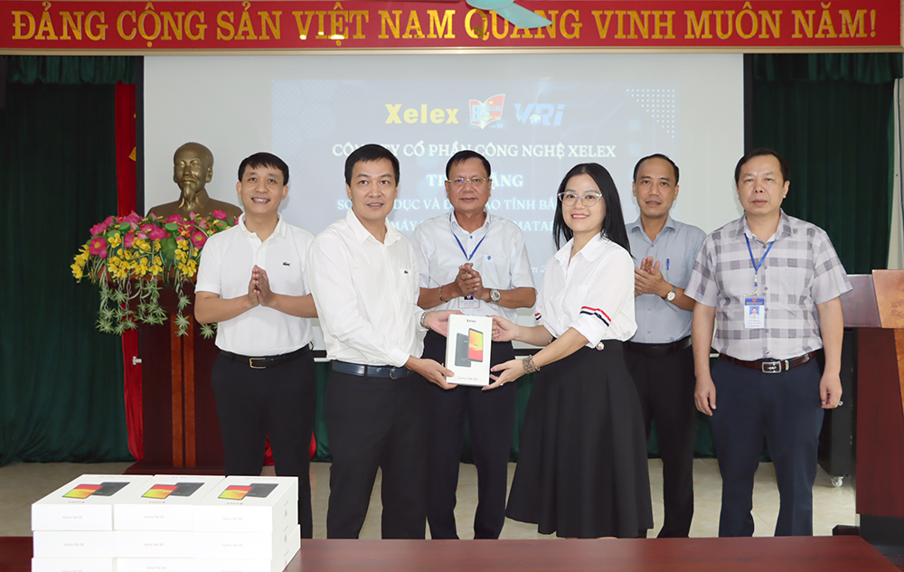 Bắc Giang: Tiếp nhận tài trợ 10 máy tính bảng và 100 nghìn thẻ Thư viện số