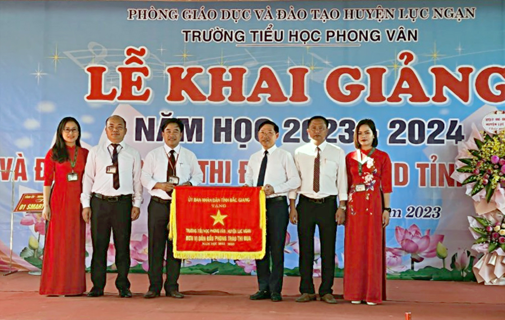 Chủ tịch UBND tỉnh Lê Ánh Dương dự Lễ khai giảng năm học 2023-2024 tại Trường Tiểu học Phong Vân,...