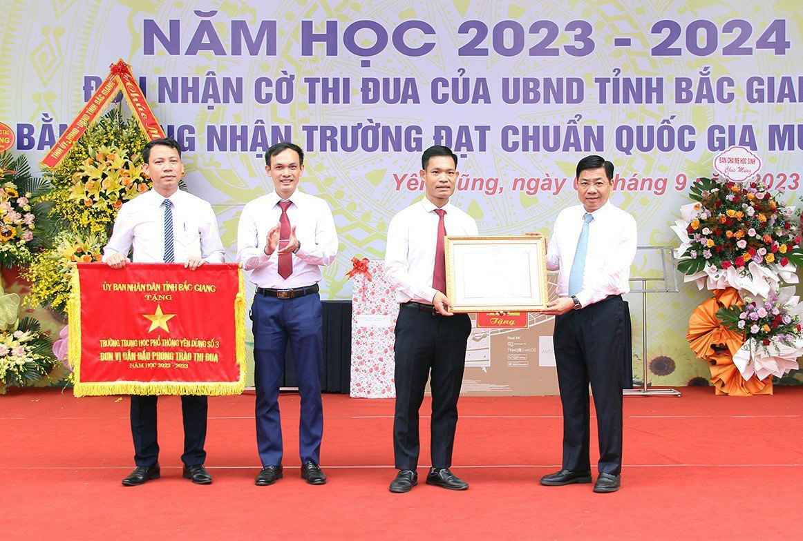 Các đồng chí lãnh đạo tỉnh Bắc Giang dự lễ khai giảng năm học 2023-2024