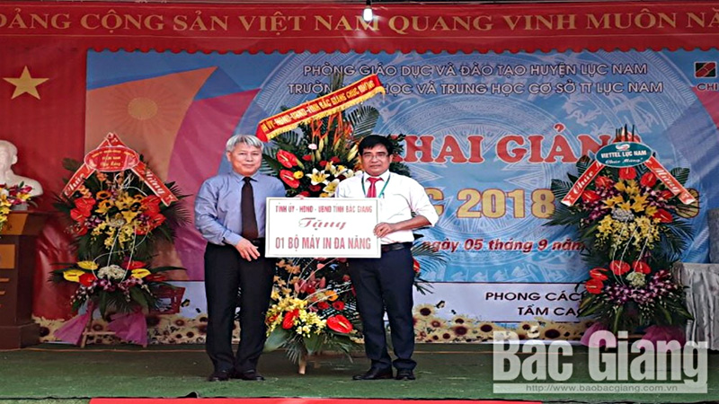 Đồng chí Từ Minh Hải trao tặng nhà trường bộ máy in đa năng.