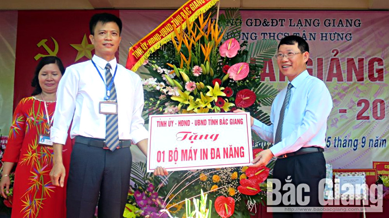 Phó Chủ tịch UBND tỉnh Lê Ánh Dương tặng hoa, tặng quà chúc mừng năm học mới nhà trường.