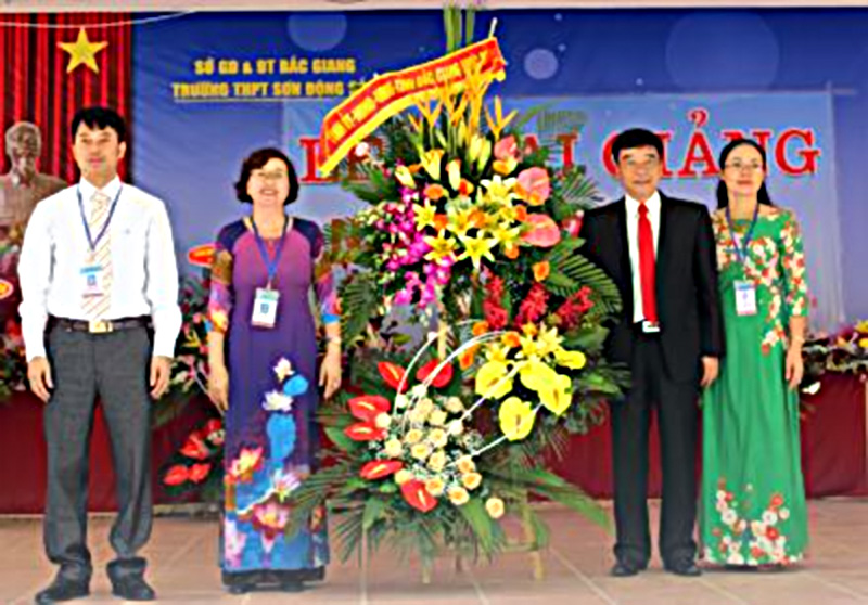 Đồng chí Đỗ Đức Hà tặng dự, tặng hoa chúc mừng thầy, trò trường THPT Sơn Động số 1.