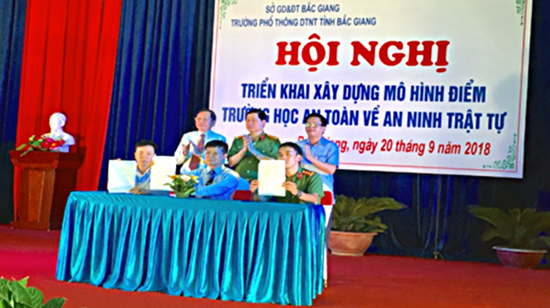 Lãnh đạo trường PT DTNT tỉnh cùng đại diện Hội cha mẹ học sinh, Công an phường Ngô Quyền, TP Bắc Giang ký kết biên bản cam kết phối hợp.