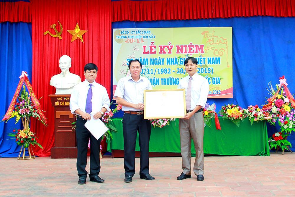 Đ/c Tạ Việt Hùng - Phó Chủ tịch UBND huyện Hiệp Hoà trao Bằng công nhận Trường THPT đạt chuẩnQuốc gia.