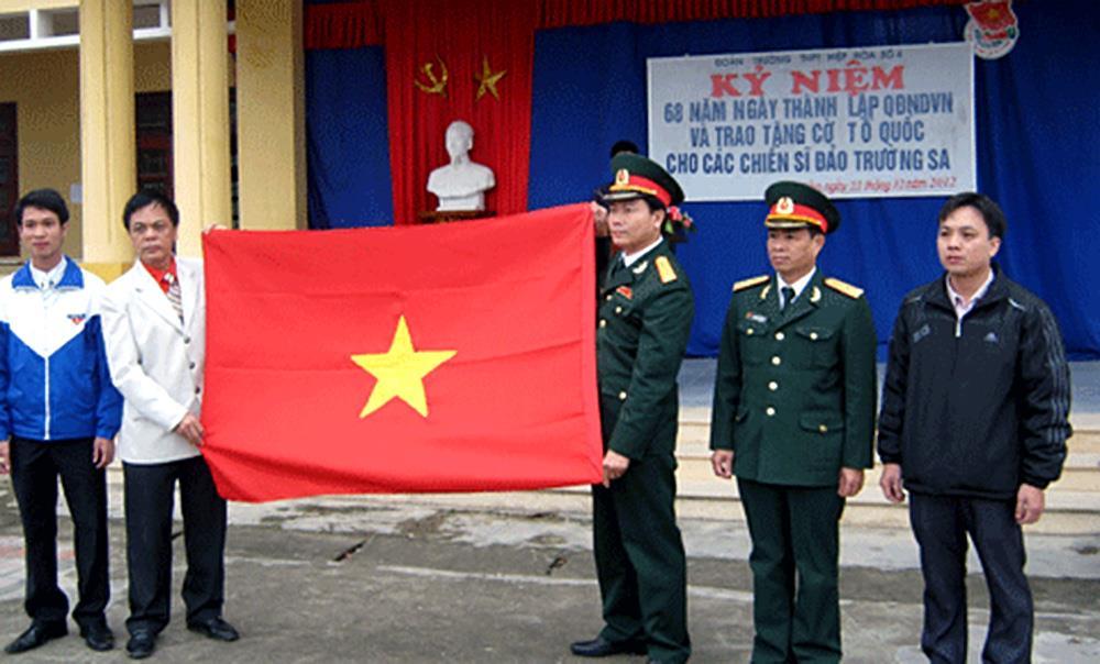 Đ/c Đào Duy Hồng - Hiệu trưởng nhà trường và các đồng chí lãnh đạo Bộ chỉ huy quân sự tỉnh, tỉnh Đoàn Bắc Giang trong lễ trao tặng cờ.
