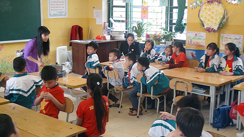 Cô giáo Nguyễn Thị Thủy, GV trường TH thị trấn Tân Dân huyện Yên Dũng hướng dẫn học sinh quan sát thí nghiệm.
