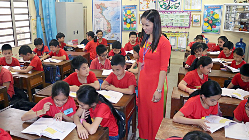 Cô giáo Nguyễn Thị Ngọc Bích, GV trường TH thị trấn Cầu Gồ huyện Yên Thế quan sát các nhóm thảo luận.