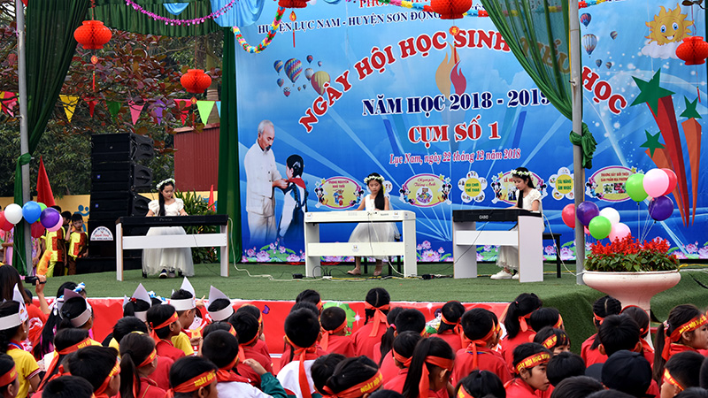 Tiết mục văn nghệ chào mừng của các em học sinh huyện Lục Nam.