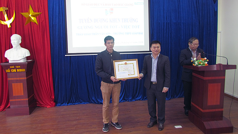 Đồng chí Bạch Đăng Khoa - Phó Giám đốc Sở GD&ĐT (bên phải) trao giấy khen cho thầy giáo Thân Văn Sơn.