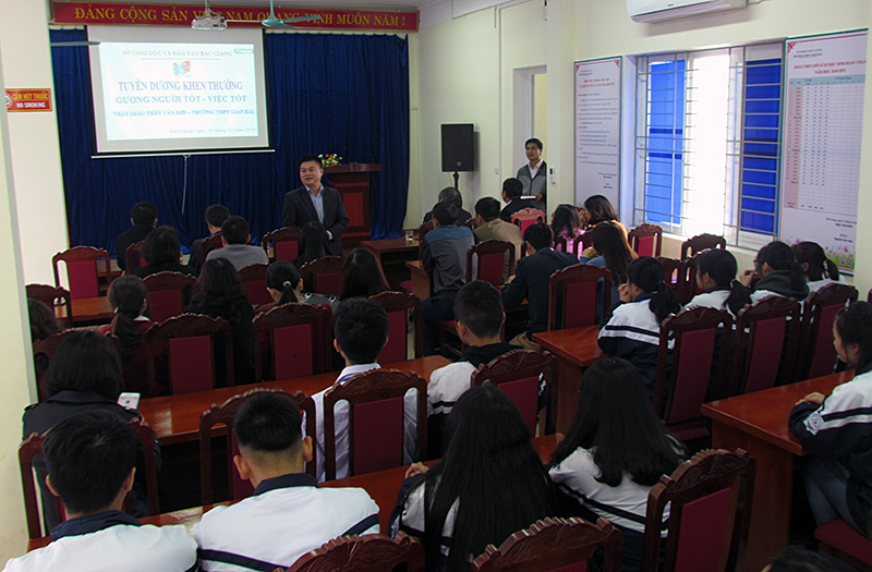 Đồng chí Bạch Đăng Khoa chia sẻ cùng Ban giám hiệu và đại diện học sinh nhà trường.