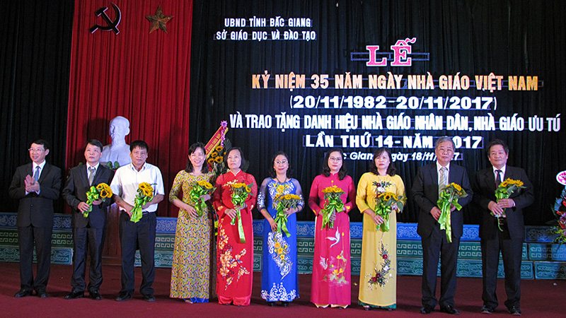 09 nhà giáo được Phó Chủ tịch UBND tỉnh Lê Ánh Dương tặng hoa, chúc mừng tại Lễ kỷ niệm 35 năm ngày Nhà giáo Việt Nam và trao tặng danh hiệu NGND, NGƯT lần thứ 14, năm 2017.