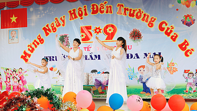 Cô Nguyễn Thị Tới (bên trái) cùng các con trong tiết mục văn nghệ chào mừng năm học mới.