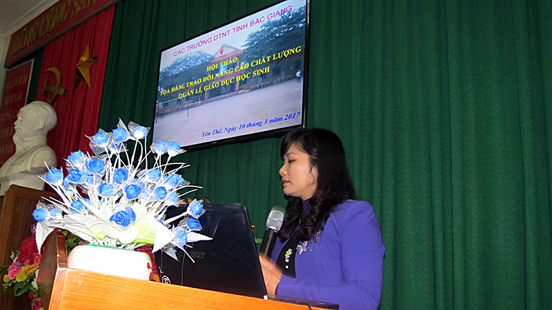 Cô giáo Thu Hà trong buổi hội thảo tạo đàm, trao đổi nâng cao chất lượng quản lý giáo dục học sinh các trường PT DTNT tỉnh Bắc Giang (lần thứ nhất - năm 2017).
