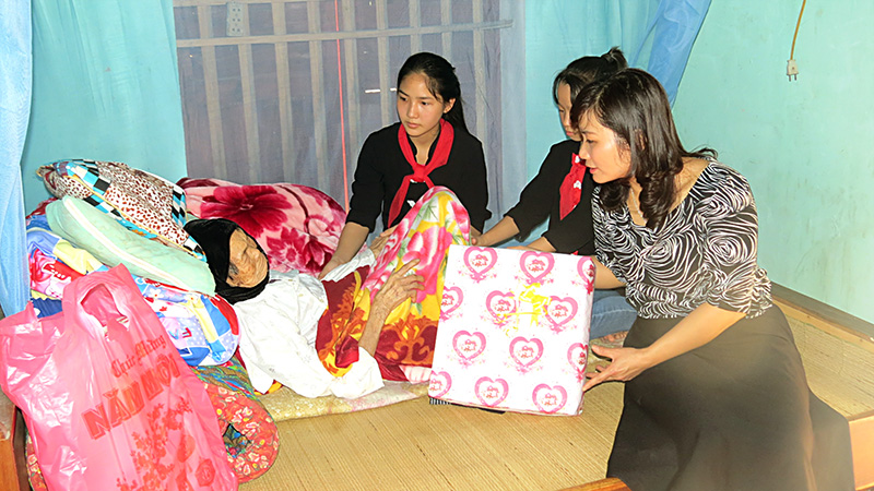 Cô giáo Thu Hà cùng các em học sinh trong trường PT DTNT đến thăm và tặng quà bà mẹ liệt sĩ Vũ Thị Khuôn (Bản Hom - xã Tam Hiệp - huyện Yên Thế - tỉnh Bắc Giang).