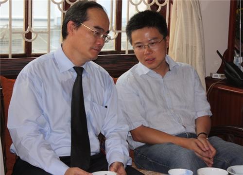 Phó Thủ tướng Nguyễn Thiện Nhân cùng GS.Ngô Bảo Châu trò chuyện thân mật. Ảnh: gdtd.vn