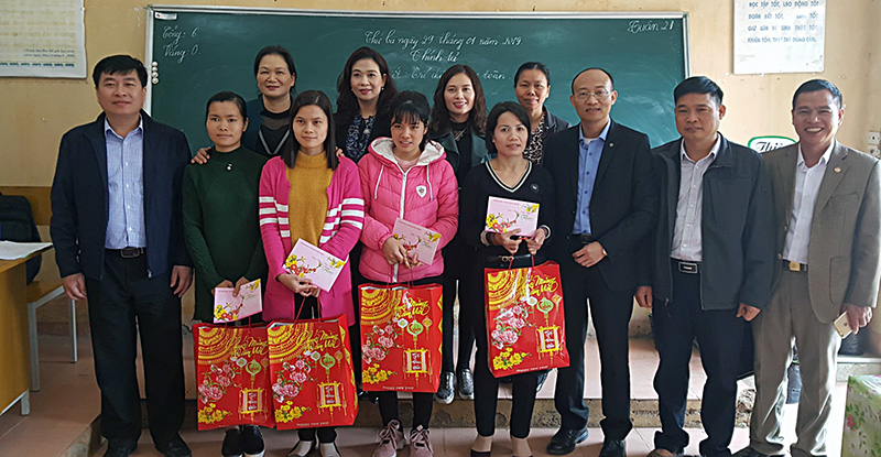 Đồng chí Trần Tuấn Nam - Giám đốc Sở GD&ĐT (thứ ba từ phải), đồng chí Lê Thị Thu Hương (thứ năm từ trái) cùng đại diện lãnh đạo phòng GD&ĐT cùng lãnh đạo địa phương động viên và tặng quà các thầy cô tại điểm trường thôn Đồng Mậm.