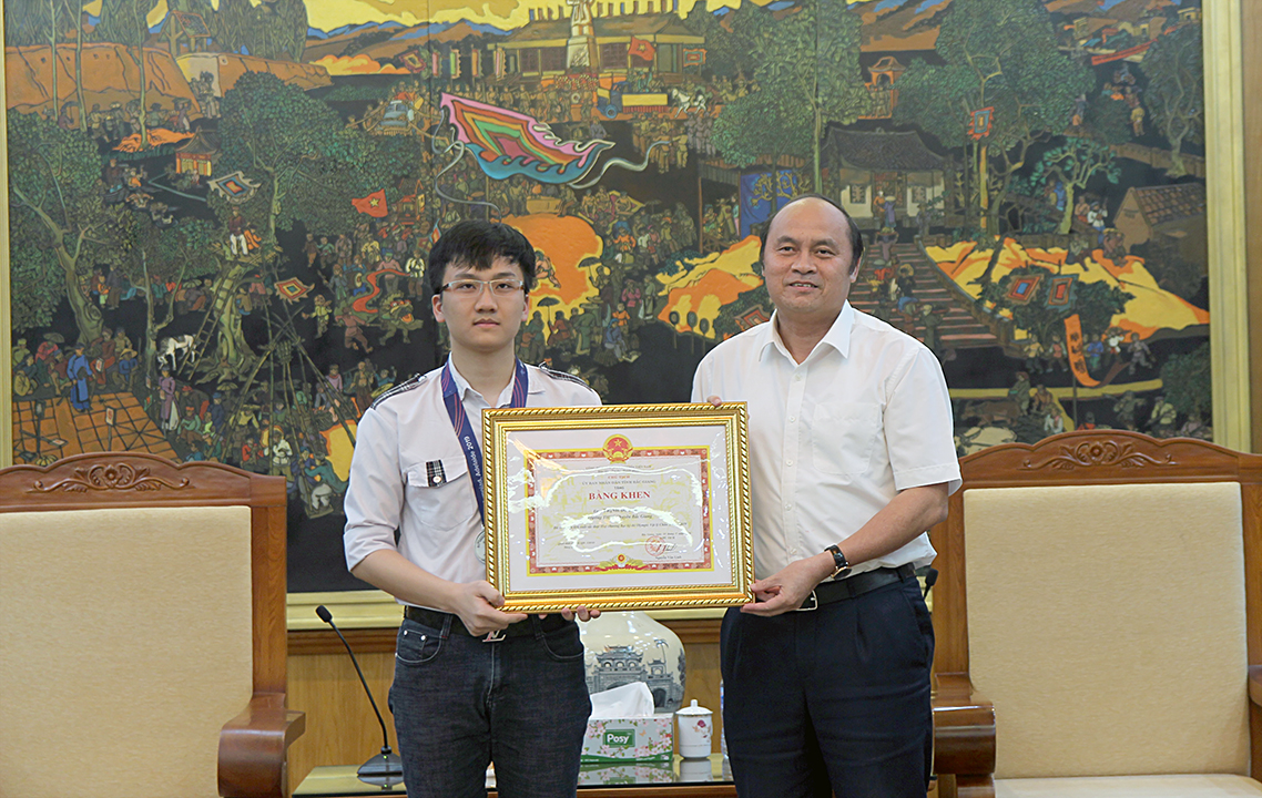 Chủ tịch UBND tỉnh khen thưởng đột xuất em Trịnh Duy Hiếu, Huy chương Bạc Olympic Vật lý châu Á...