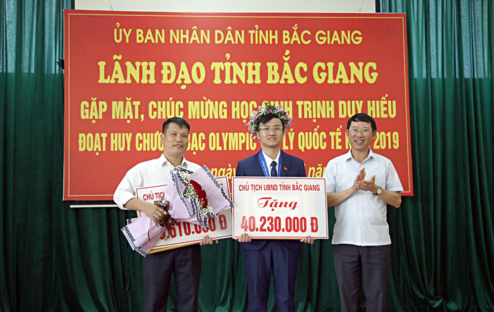 Lãnh đạo tỉnh Bắc Giang gặp mặt tuyên dương, khen thưởng em Trịnh Duy Hiếu Đoạt Huy chương Bạc...