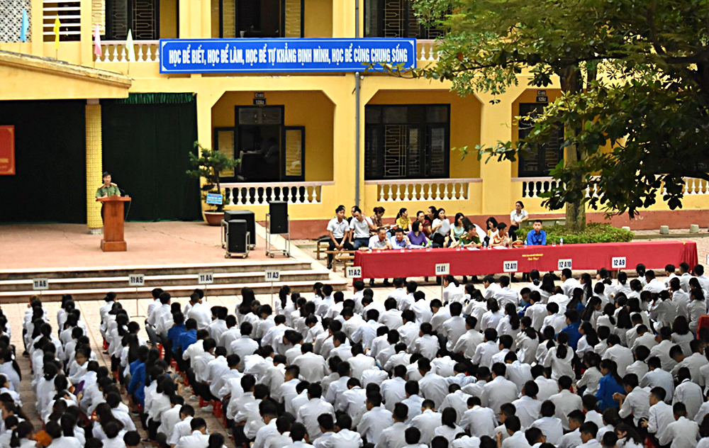 Trường THPT Thái Thuận tổ chức ngoại khóa "Tuyên truyền, phổ biến giáo dục pháp luật; Phòng,...