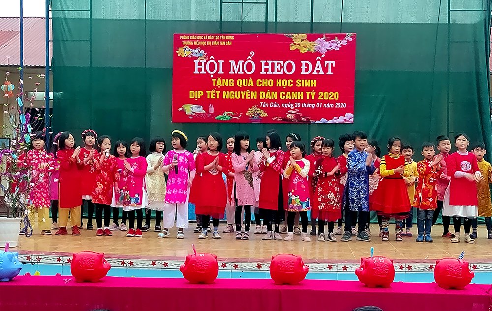 Tiểu học Tân Dân, Yên Dũng sôi động với ngày hội mổ heo đất