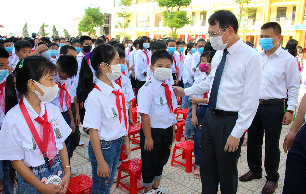 Phó chủ tịch UBND tỉnh Lê Ánh Dương dự Lễ khai giảng năm học mới tại trường THCS thị trấn Nham...