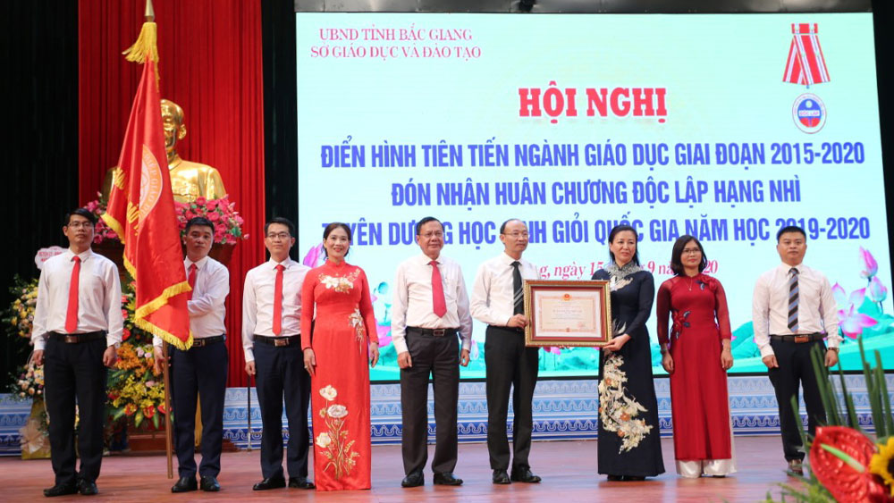 Sở Giáo dục và Đào tạo Bắc Giang đón nhận Huân chương Độc lập hạng Nhì