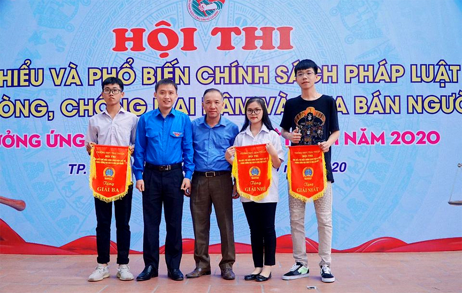 THPT Thái Thuận: Ngoại khóa tìm hiểu và phổ biến chính sách pháp luật về phòng, chống mại dâm và...