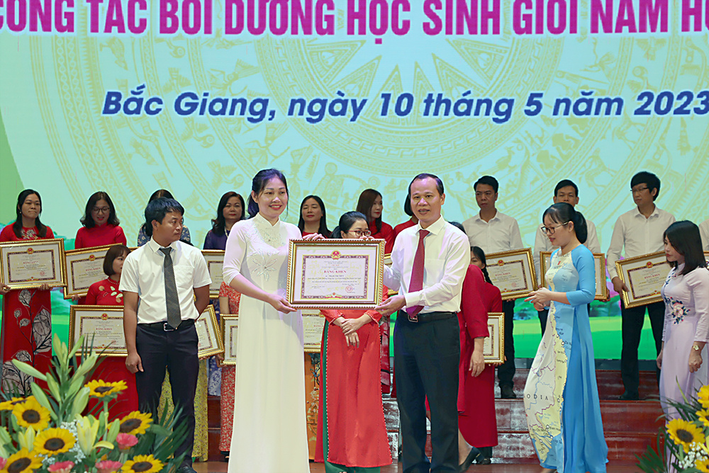 Bắc Giang tổ chức Lễ tuyên dương học sinh giỏi năm học 2022-2023
