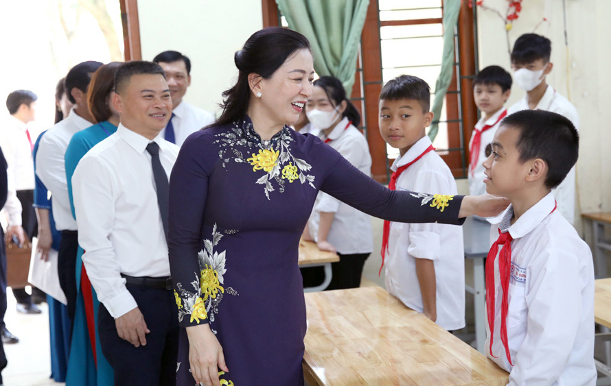 Phó Bí thư Thường trực Tỉnh ủy, Chủ tịch HĐND tỉnh Lê Thị Thu Hồng dự lễ khai giảng tại THCS Thái...