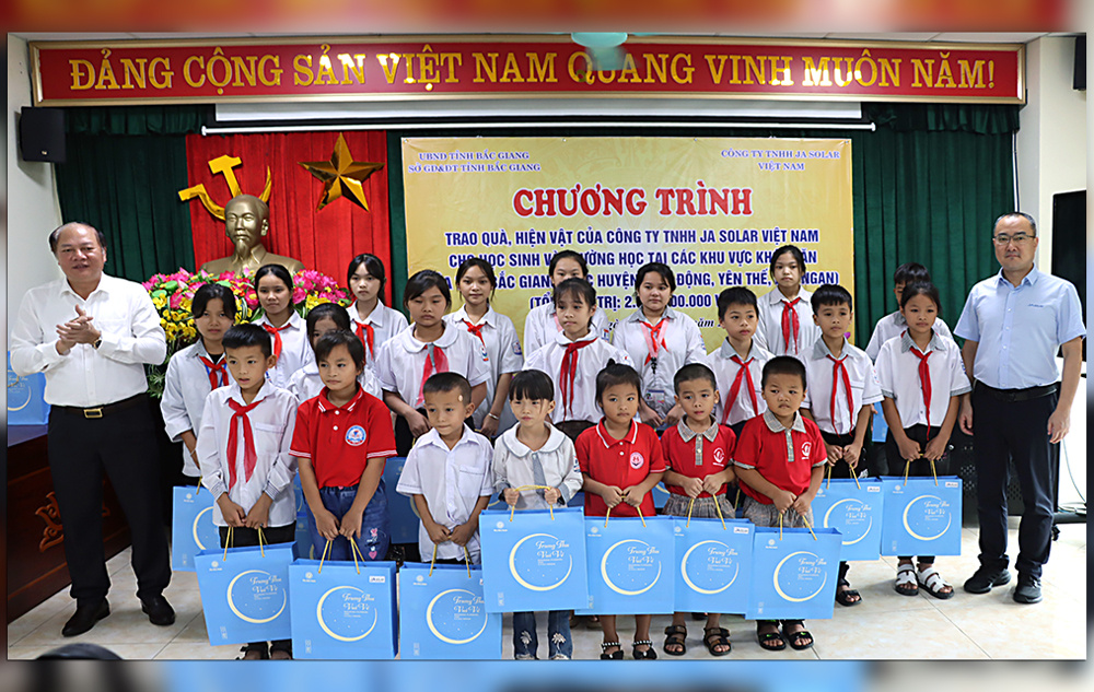 Bắc Giang: Sở GDĐT phối hợp Công ty TNHH JA Solar Việt Nam trao tặng quà cho học sinh và trường...