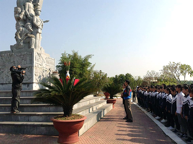 Hoạt động về nguồn của học sinh trường THPT Lục Ngạn số 1 Bắc Giang.