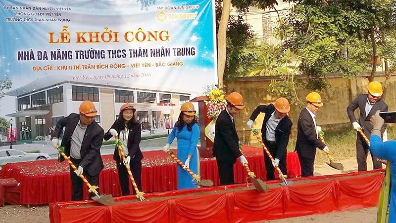 Khởi công xây dựng công trình nhà đa năng 982 m2 với sức chứa 700 người tại trường THCS Thân Nhân Trung, Việt Yên (tháng 12/2016).