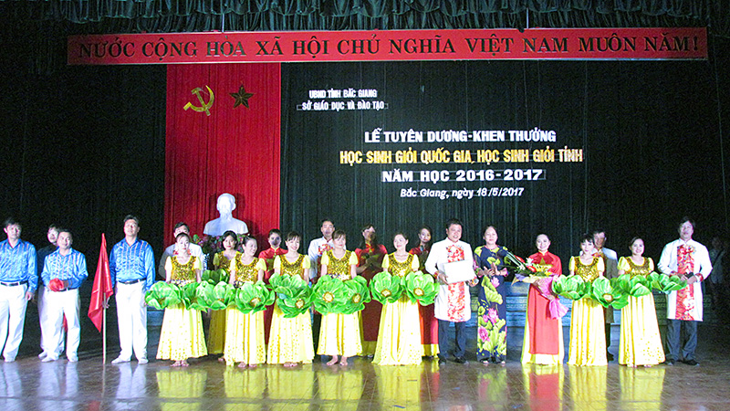Đồng chí Nguyễn Thị Ngọc Thu, Phó Giám đốc Sở GD&ĐT tặng hoa đội văn nghệ đến từ Phòng GD&ĐT huyện Yên Dũng.