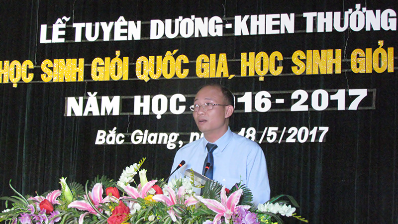 Đồng chí Trần Tuấn Nam - Phó Giám đốc Sở GD&ĐT trình bày báo cáo tại buổi Lễ.