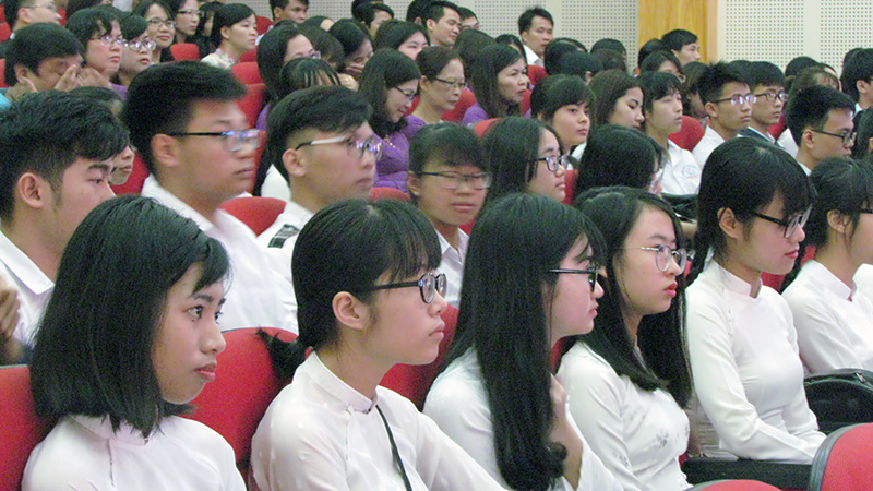 Các em học sinh tham dự buổi Lễ.