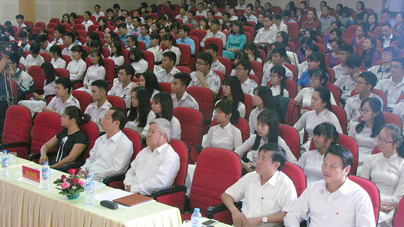 Các đại biểu, thầy cô giáo và các em học sinh tham dự buổi Lễ.