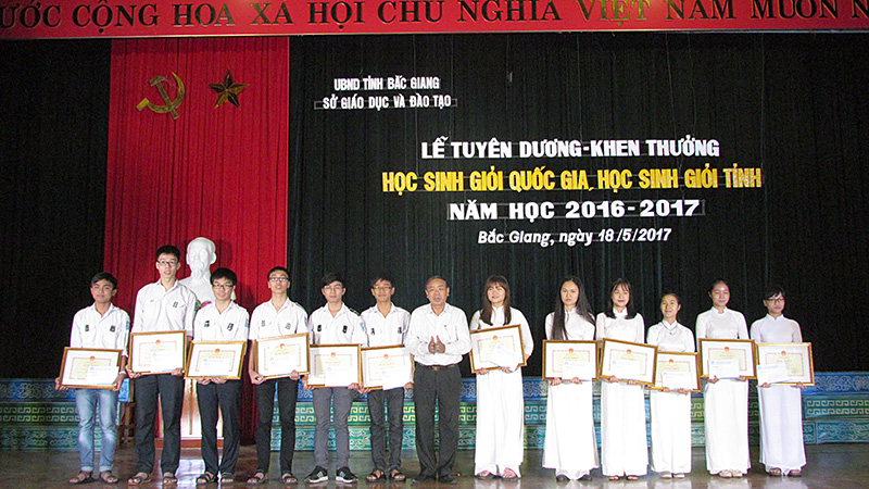 Đồng chí Giáp Minh Quang - Phó Chủ tịch Hội Khuyến học tỉnh trao tiền thưởng cho các em học sinh đạt giải Nhì tại kỳ thi chọn HSG quốc gia.