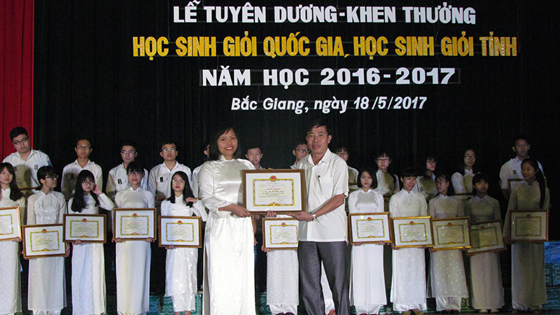 Đồng chí Hà Văn Bé - Ủy viên Thường trực, Trưởng ban Văn hóa xã hội - HĐND tỉnh trao thưởng cho các em học sinh đạt giải Khuyến khích trong kỳ thi chọn HSG quốc gia.