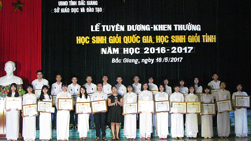 Đồng chí Đào Thị Hường - Phó Bí thư Tỉnh đoàn, trao thưởng cho các em học sinh đạt giải Khuyến khích trong kỳ thi chọn HSG quốc gia.