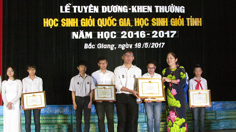 Đồng chí Nguyễn Thị Ngọc Thu - Phó Giám đốc Sở GD&ĐT trao thưởng cho các em học sinh đạt giải trong kỳ thi KHKT cấp quốc gia.