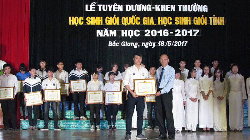 Đồng chí Trần Tuấn Nam - Phó Giám đốc Sở GD&ĐT trao thưởng cho các em học sinh đạt giải Nhất tại kỳ thi chọn học sinh giỏi bậc THPT cấp tỉnh.